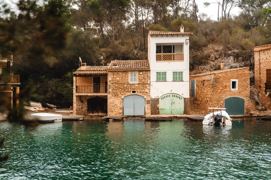 Fischerh&auml;user mit Kai und Sch&ouml;ner Fischereihafen An der Bucht Port de Cala Figuera auf Mallorca Spanien