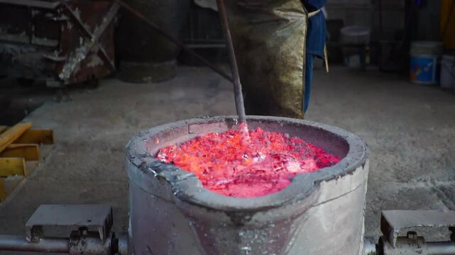 Fundici&oacute;n de metal liquido en un taller industrial 