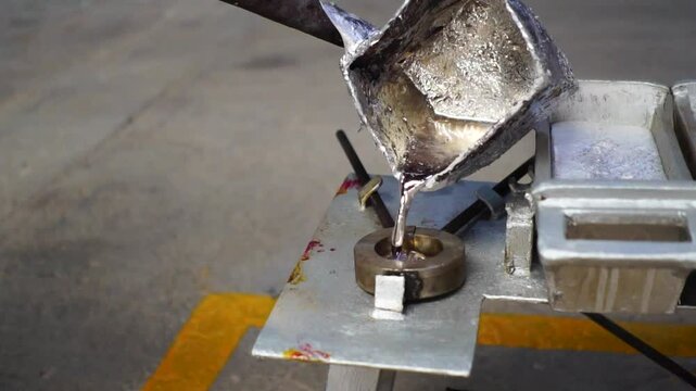 Vertido de Metal Fundido en Moldes Industriales