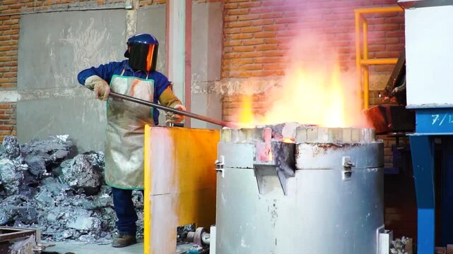 Proceso de fundici&oacute;n de metal en un taller industrial 