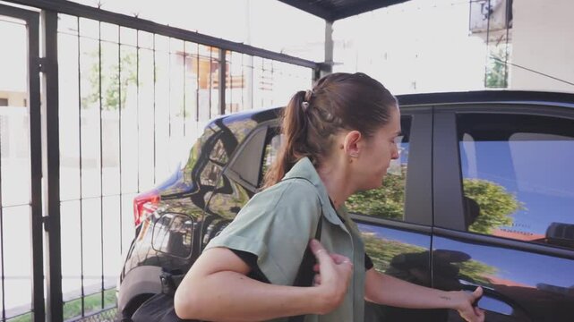 mujer sube al auto negro