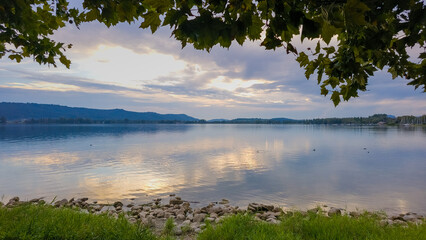  Ferien am sch&ouml;nen Bodensee mit blauen Himmel und sch&ouml;ner Wolkenstimmung	Sonnenuntergang 