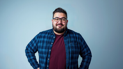 Fototapeta premium un homme de face, en chemise, barbu, cheveux courts et lunettes de vue, en surpoids, style studio de mode