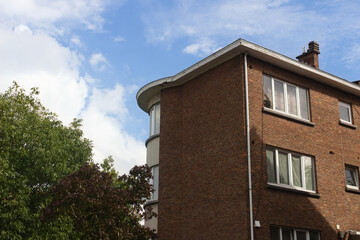 Bâtiment en brique rouge avec ciel bleu en arrière-plan