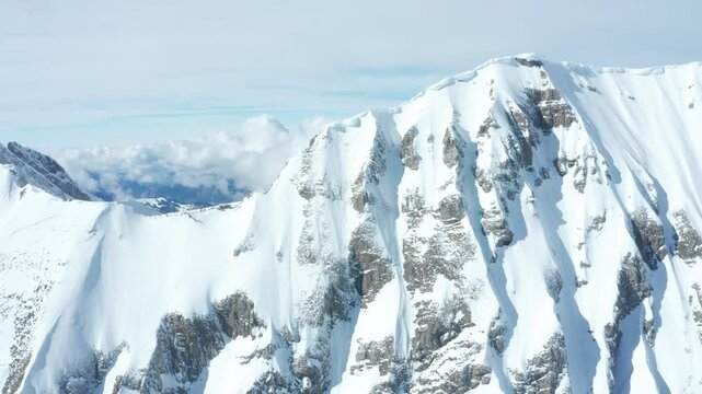 prise de vue a&eacute;rienne panoramique d'une montagne aux sommets enneig&eacute;s se terminant par une vue sur le Mont Blanc