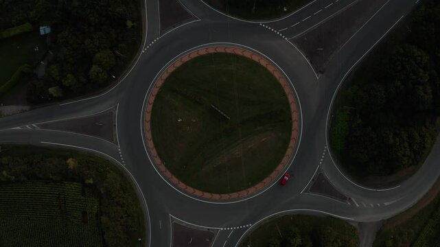 rond-point avec de la circulation