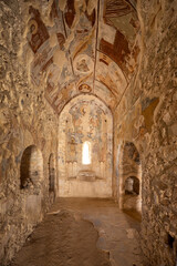 Obraz premium Mystras, Laconia, Greece - April 4th 2024: Interior of a church with wall paintings on the site of the 13th century Byzantine fortress in Mystras