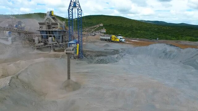 Excavadora y maquinaria con materiales para construcci&oacute;n 
