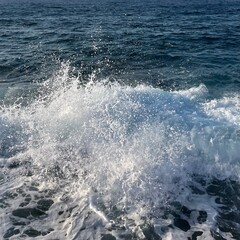 Aufprallende Wellen im Meer auf Kreta