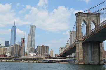 Naklejka premium Foto de el puente y rascacielos de Manhattan, Nueva York en verano, con el cielo despejado