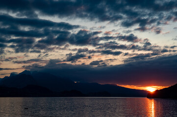 Zachód słońca nad jeziorem Thun.