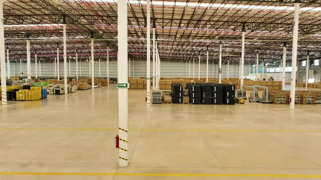 Almac&eacute;n de mercanc&iacute;a en una bodega industrial 