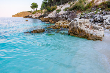 Obraz premium A rocky shoreline with a body of water in the background