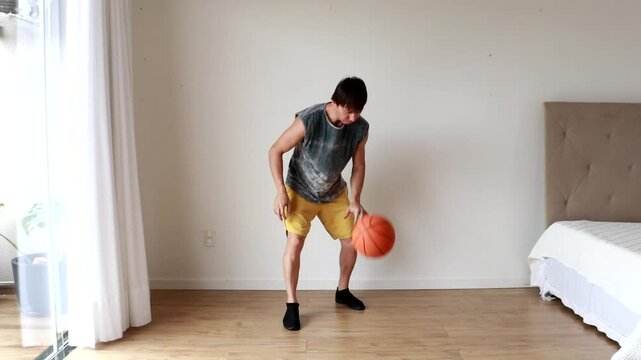 homem praticando basquete com bola em casa 