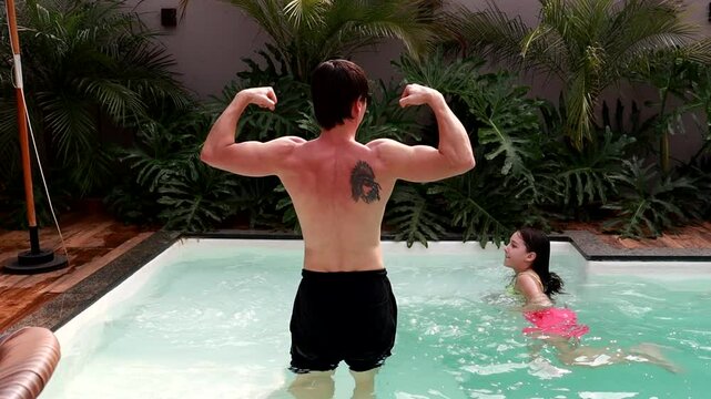 homem fazendo pose fitnes em piscina no ver&atilde;o 