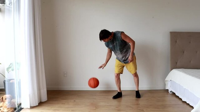 homem praticando basquete com bola em casa 