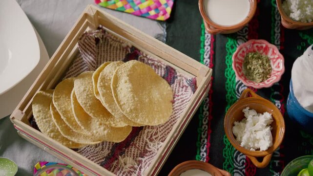 Mesa con tostadas, crema, queso, oregano