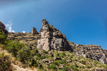 Vista de las rocas cerca del complejo arqueológico de Wakarapukara en el cañón de Apurímac en...