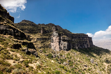 Vista de las rocas erosionadas cerca del complejo arqueológico de Wakarapukara en el cañón de...