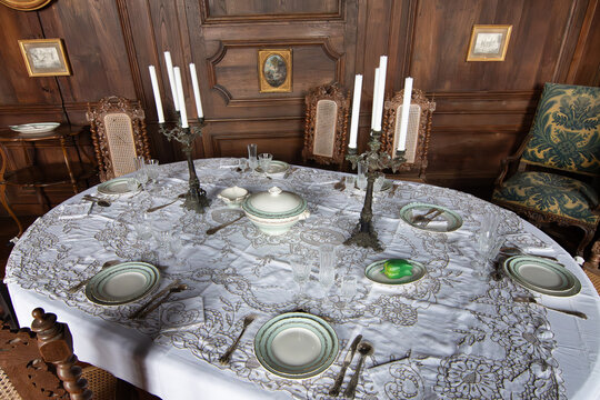 Dressage d'une table dans un ch&acirc;teau 