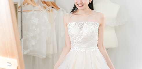 鏡を見ながら結婚式のウェディングドレスの衣装合わせ・試着をする花嫁
