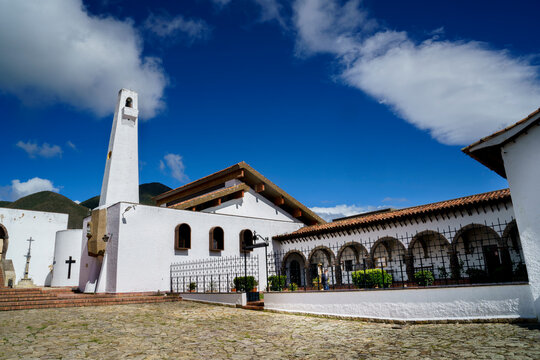 Casa cural de la Iglesia de estilo colonial en Guatavita, Cundinamarca.