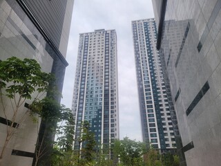 An image explaining the sturdiness of Korean apartments, their high-rise design, and the key points of life.

