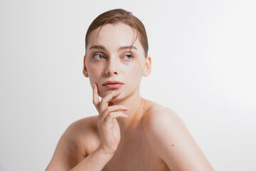 若い欧米人女性のナチュラルでスタイリッシュなスキンケアイメージ