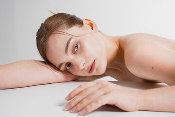 Fototapeta premium 若い欧米人女性のナチュラルでスタイリッシュなスキンケアイメージ