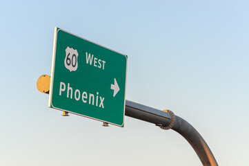 A green highway guide sign featuring a right arrow directs motorists to westbound U.S. Route 60 toward Phoenix, Arizona © Eduardo Barraza