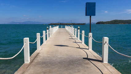 Fototapeta premium Pier bridge made of concrete with large rope railings on two sides