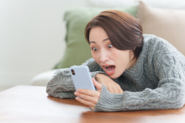 スマホを使う冬服の女性