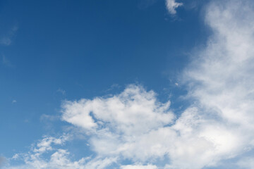 Obraz premium Wispy clouds in the blue sky