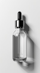 Naklejka premium A clear bottle with a black cap and a silver top