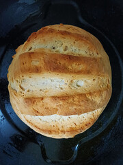 Pan artesanal hecho a mano, fotografía gastronómica tomada con el teléfono móvil. 