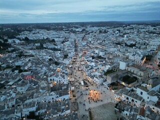 valle dei trulli di alberobello vista dall'alto in una giornata nuvolosa