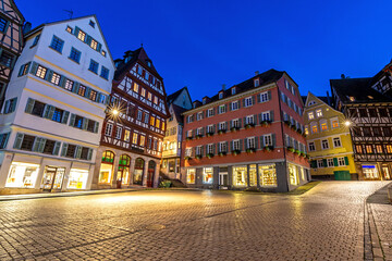 Fototapeta premium Night shot of the market square and half-timbered buildings in the oldtown of Tübingen, Germany