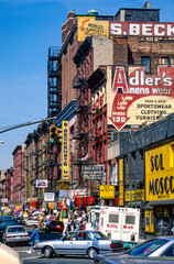 Obraz premium Eingescanntes Diapositiv einer historischen Farbaufnahme einer belebten Straße mit Einkaufsläden und Werbebannern, New York, Manhattan, 1993