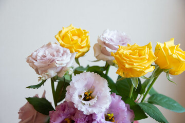 紫と黄色の花束
