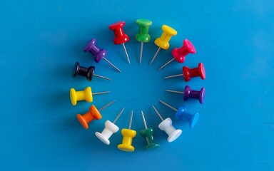 colorful thumbtack pin arrange in circle pattern