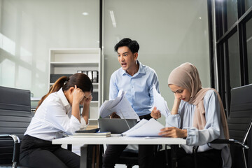 Boss is angry and blames the staff for poor work, the team leader's failure is not satisfied with the report.