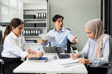 Boss is angry and blames the staff for poor work, the team leader's failure is not satisfied with the report.