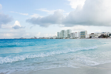El mar y los hoteles a lo lejos.