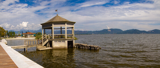 Italia, Toscana, Lucca, Torre del Lago Puccini e il lago di Massaciuccoli.