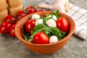 Salad with mozzarella and arugula