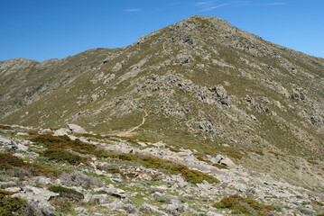 Vedute panoramiche sul sentiero per Punta La Marmora, sui Monti del Gennargentu, sullo sfondo Punta Paulinu e Arcu Gennargentu