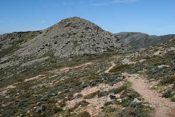 Vedute panoramiche sul sentiero per Punta La Marmora, sui Monti del Gennargentu, sullo sfondo Punta Su Sciusciu 