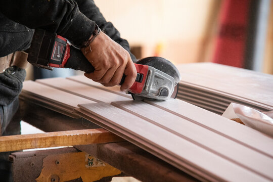 Gros plan d&eacute;tails disqueuse bardage coupe de planche