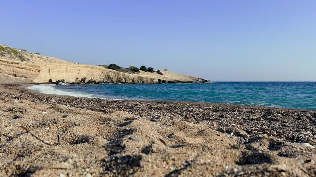 Video delle onde del mare che si infrangono sulla spiaggia di Fourni , vicino Monolithos, sull'isola di Rodi, Grecia