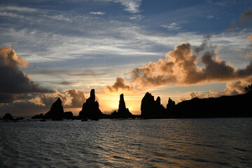 橋杭岩の夜明けと雲の切れ間の美しい海岸